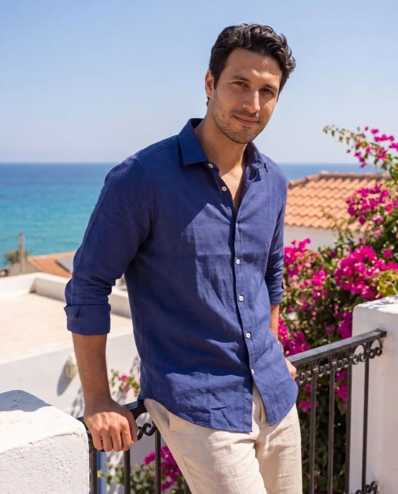 La même chemise déclinée en bleu nuit, portée en terrasse