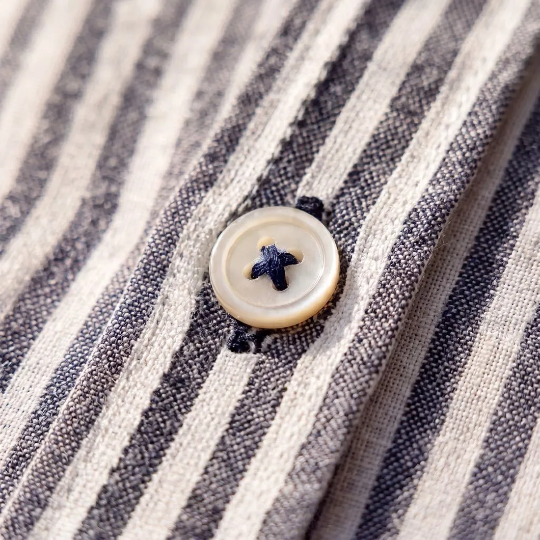Résultat IA : gros plan sur le tissu de la chemise